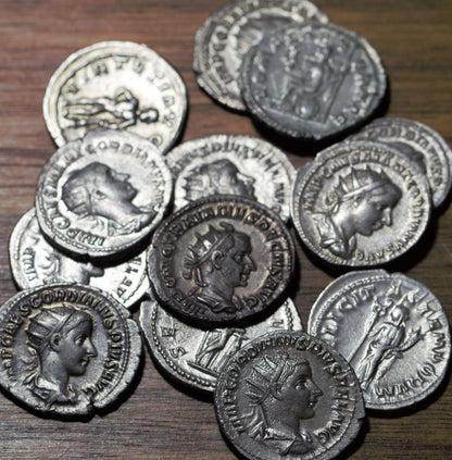 A bigger pile of silver Roman antoninianus coins with strong details and light wear